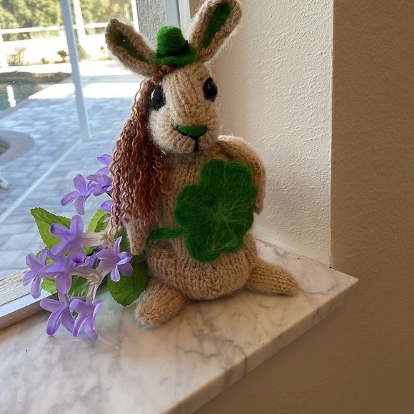 Hand crafted knit and needle felted Lucky charm shamrock bunny - Picture 13 of 14